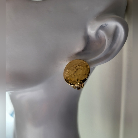 Hammered Gold Circle Stud Earrings / Clip-on - Picture 4 of 6